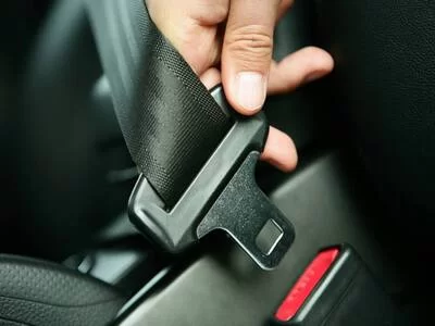 Recording an unfastened seat belt
